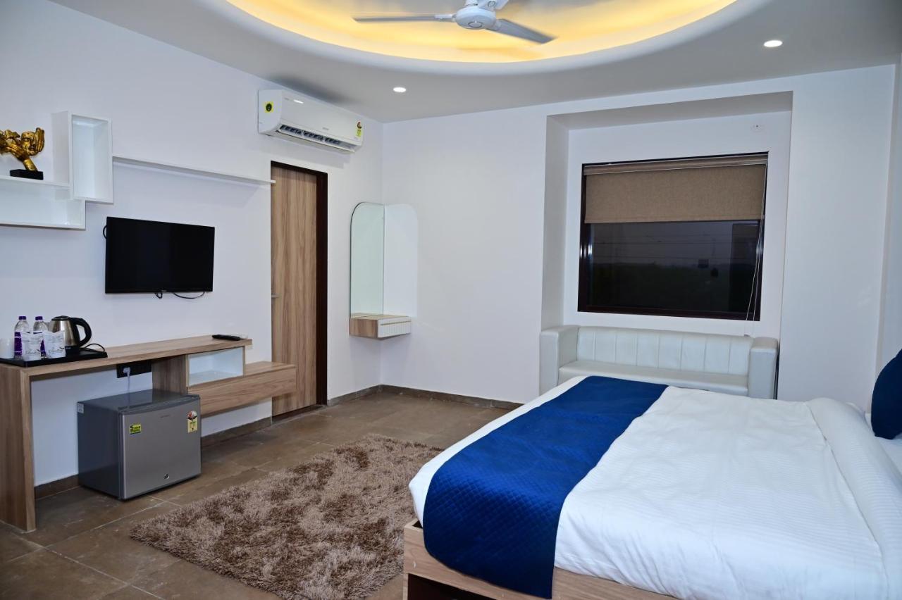 The Dwelling Inn Greater Noida Buitenkant foto