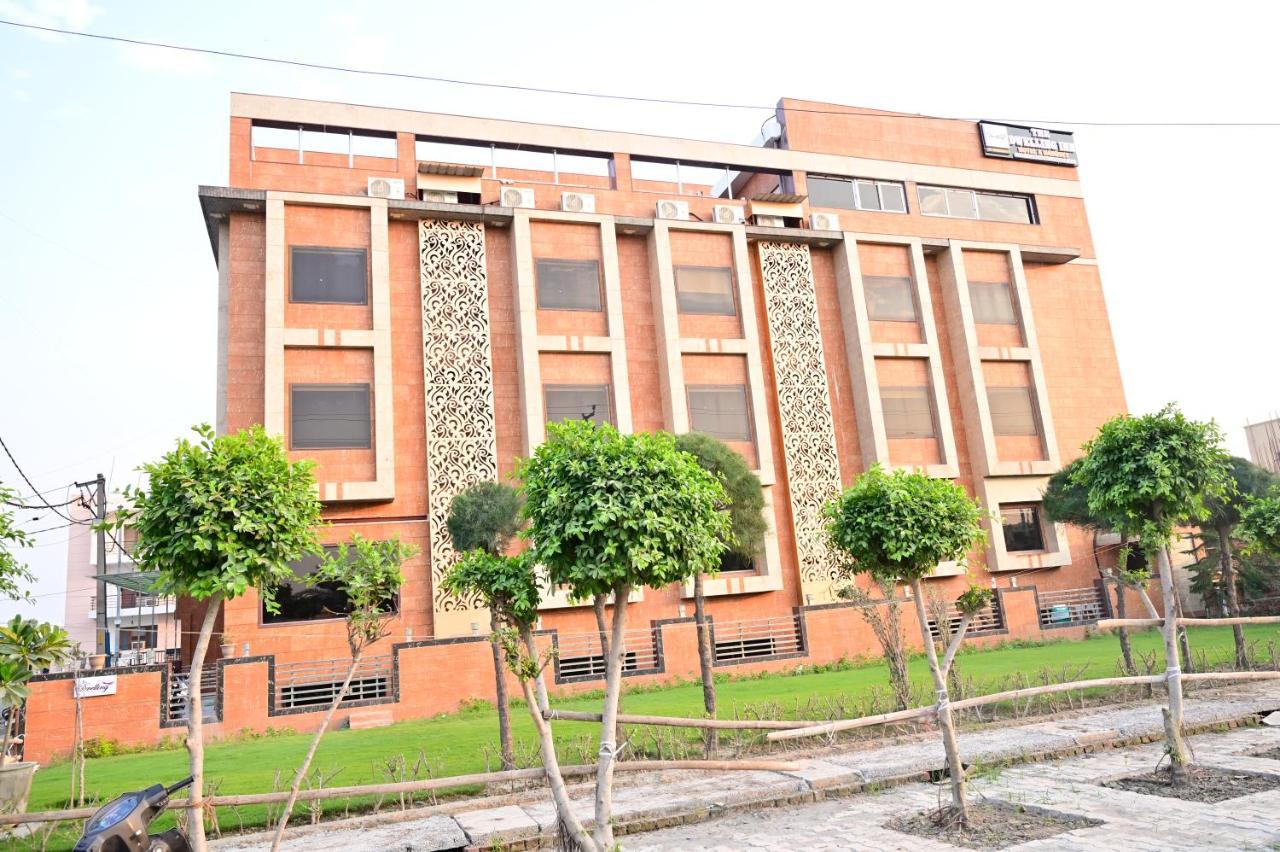 The Dwelling Inn Greater Noida Buitenkant foto